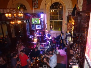 Ein typisch Irischer Pub mit Rugby und Live-Musik