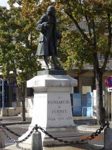 mitten in Ferney-Voltaire steht seit 1890 eine Statue von Voltaire 