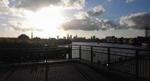Londons charakteristische Skyline von der Canary Wharf aus gesehen