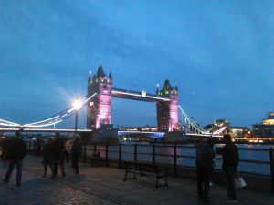Schön beleuchtete Towerbridge in London