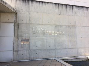 Die Inschrift am Eingang des CEAMA