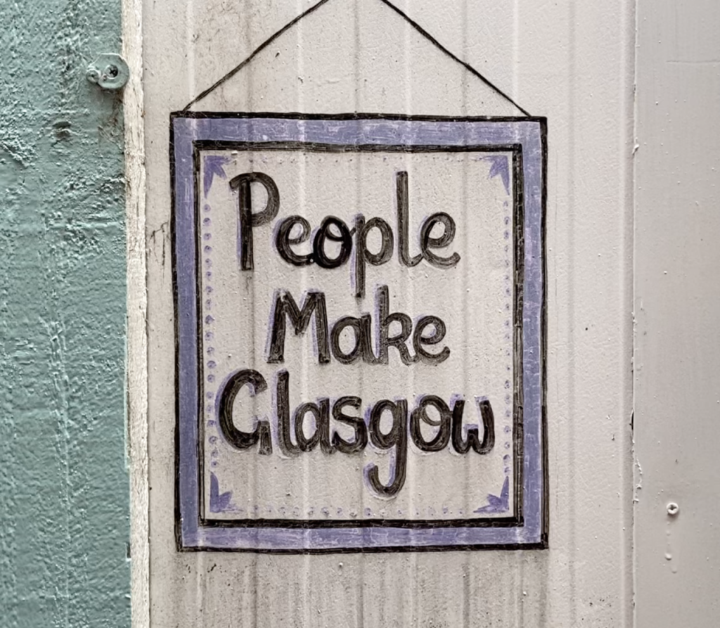 Schild mit der Aufschrift "People Make Glasgow"