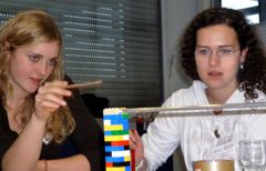 Sch&uuml;lerinnen beim Experiment.