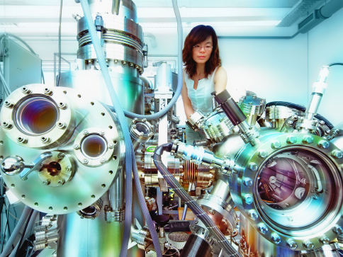 Eine chinesische Wissenschaftlerin bei der Arbeit mit einem Ultrahochvakuum-System, das unter anderem der Herstellung hoch geordneter Moleklschichten dient.