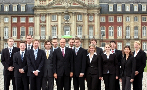 Prof. Dr. Peter Kajter (Mitte) und sein Team vor dem mnsterschen Schloss