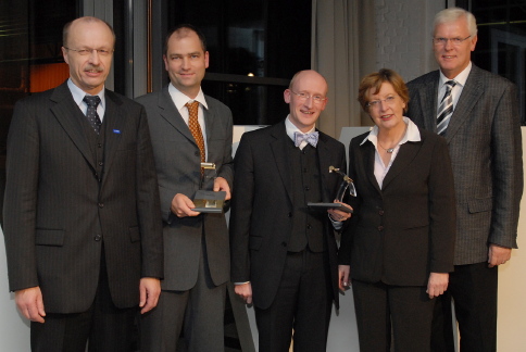 Dr. Hendrik Hlscher und Dr. Uwe Kanning (2. u. 3. v. l.) erhielten den Transferpreis der WWU. Mit im Bild: Dr. Helmut Rdder, Prof. Dr. Ursula Nelles und Dr. Peter Paziorek.