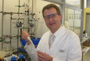 Nie ohne Schutzbrille im Labor: Chemiker Prof. Dr. Jens Mller