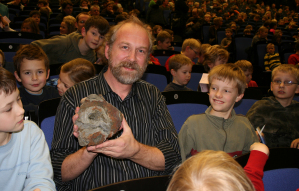 Geologe Prof. Dr. Harald Strau brachte vulkanisches Gestein aus der Tiefsee mit zur Kinder-Uni Mnster.