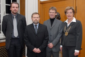 Rektorin Prof. Nelles verlieh den Forschungspreis 2008 an Prof. Hans-Christian Pape, Dr. Thomas Seidenbecher und Dr. Kay Jngling (v.r.n.l.)