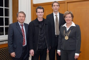 Verleihung der Sibylle-Hahne-Preise mit Wolfgang Wuthold, Preistrger Dr. Thorsten Geisler-Wierwille und Dr. Jens Rowold und Rektorin Prof. Ursula Nelles (v.l.n.r.)