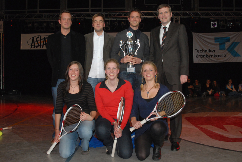 Das Tennis-Team um Trainer Christoph Ambrozy (2. Reihe, 2. v. r.) wurde mit dem Ehrenpreis des Rektorats ausgezeichnet.