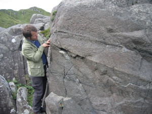 Dr. Timm John untersucht in Westnorwegen eine Erdbebenzone in “Gabbro-Gestein”, das tief im Erdinneren entstanden ist.