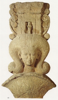 Ein Hathor-Kapitell aus dem antiken Kition - heute Larnaka, Zypern. Es ist im Louvre ausgestellt.