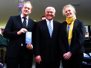 Auenminister Frank-Walter Steinmeier (Mitte) mit MUIMUN-Vertreter Anna-Lena Krampe (rechts) und Julian Schibberges (links)