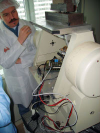 Projektleiter Prof. Dr. Harald Hiesinger begutachtet ein Labormodell der MERTIS-Optik in einem Teststand