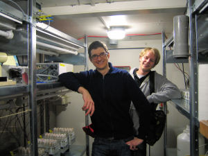 Dr. Gisep Rauch (vorn) mit Biologiestudent Hendrik Eggert.