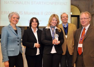 Caroline Wahle (3. von links) vom ifgi hat die Auszeichnung vom Generalsekretr des DAAD, Dr. Christian Bode (2. von rechts), entgegengenommen.