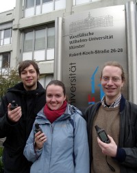 Sie wissen, wo es mit GPS langgeht: die Studierenden Sarah Schmitz, Stefan Seehtter (links) und Tobias Koz.