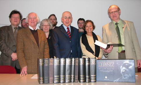 Prof. Dr. Martin Schneider (rechts), Leiter der Leibniz-Edition an der WWU, mit seinem mnsterschen Team und dem Vizeprsidenten der Gttinger Akademie der Wissenschaften, Prof. Dr. Werner Lehfeldt (Mitte).