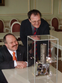 Prof. Dr. Harald Hiesinger, Projektleiter, und Ingo Walter (DLR Berlin), System-Ingenieur von MERTIS, begutachten ein Labor-Modell von MERTIS.