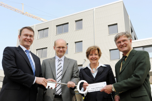 Symbolische Schlsselbergabe: Markus Vieth (BLB), Prof. Dr. Burkhard Wilking, Prof. Dr. Ursula Nelles und Prof. Dr. Joachim Cuntz (von links nach rechts)