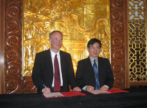 Prof. Dr. Bernd Holznagel (WWU) und Yu Xiaohui, Direktor des Institute of Economy and Policy, bei der Vertragsunterzeichnung in Peking