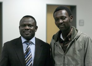 Ludovic Dakossi, Kulturattach der Botschaft von Benin, und Yves Eke, Austauschstudent aus Benin (v.l.n.r.)