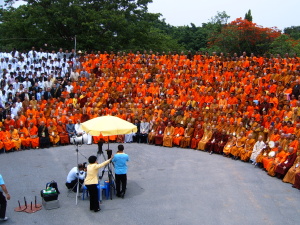 Aufstellen zum Gruppenfoto - Teilnehmer der Konferenz zum Vesak-Fest in Bangkok.