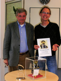 Dr. Manfred Freiburg (links) und Prof. Dr. Joachim Kurtz freuen sich ber Ehrenpreis und Goldenen Hans.