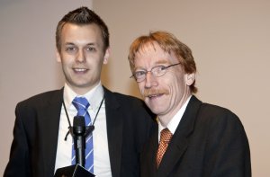 Jens Rehse (links), Leiter der Fachschaft Wirtschaftswissenschaften, berreicht den ersten Lehrpreis der Wirtschaftswissenschaftlichen Fakultt an Prof. Dr. Andreas Pfingsten