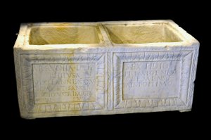 Tod in der Antike: Doppelurne aus dem 1. Jh. n. Chr. , eine Leihgabe der Glyptothek Mnchen