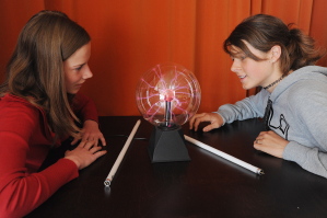 Faszinierendes Leuchten: Mariam Feldmann (links) und Laura Neumann ergrnden das Thema Licht im LiLi-Club.