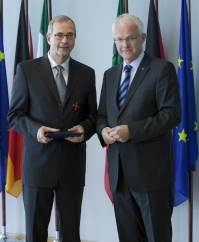 Prof. Dr. Harald Fuchs mit Ministerprsident Jrgen Rttgers bei der Verleihung der Verdienstorden.