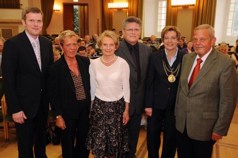 Kanzler Dr. Stefan Schwartze, Barbara Koob, Olgamaria Kollhosser, Joachim Sommer, Rektorin Prof. Dr. Ursula Nelles und Dieter Beckmann (v.l.n.r.
