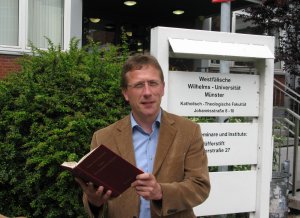 Das kirchliche Gesetzbuch stets griffbereit: Prof. Dr. Thomas Schller