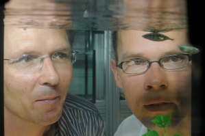 Dr. Jrn Peter Scharsack (links) und Prof. Dr. Joachim Kurtz vom Institut fr Evolution und Biodiversitt beobachten Stichlinge im neuen Aquarium.
