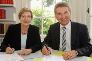 Unterzeichneten die Zielvereinbarung ber kleine Fcher: Minister Pinkwart und Rektorin Nelles