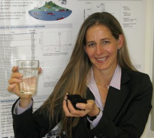 Ein Glas Wasser und eine Handvoll Erde symbolisieren die Arbeitsschwerpunkte von Prof. Dr. Christine Achten.