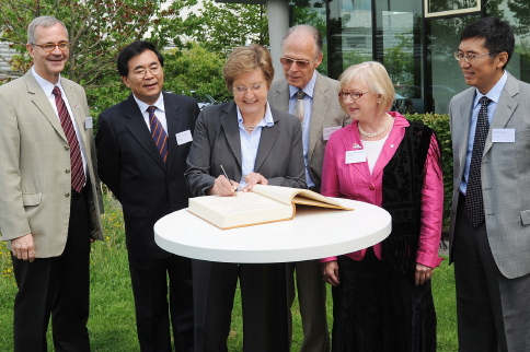 Prof. Dr. Ursula Nelles, Rektorin der Universitt Mnster (Mitte), trgt sich ins Gstebuch der Leopoldina ein.