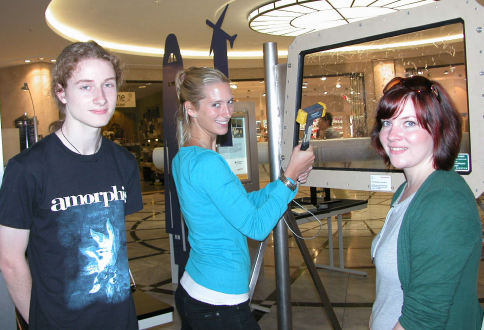 Selbst mit einem Hammer lsst sich eine ICE-Frontscheibe nicht einschlagen, demonstriert Annabel Butschan (Mitte). Die WWU-Studentin gehrt ebenso wie Caspar Spinnen (links) und Sascia Kniep zum studentischen Betreuungs-Team der Ausstellung.
