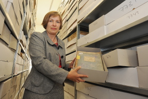 Universittsarchivarin Dr. Sabine Happ vor Regalen mit Kartons voller Dokumente aus Kln.