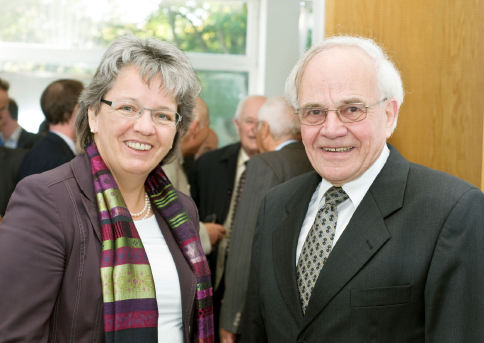 Prorektorin Dr. Marianne Ravenstein gratulierte Prof. Dr. Mller-Warmuth.