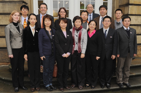 Eine Delegation hochrangiger chinesischer Wissenschaftler zu Gast an der WWU - Prorektor Prof. Dr. Stephan Ludwig (hintere Reihe, zweiter von links) empfing die Gste im Schloss.