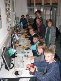 Die Auszubildenden des IVV 7, Florian Michl und Tobias Beckmann (hinten), stehen den elf Teilnehmern der "Computertage an der WWU" mit Rat und Tat zur Seite.