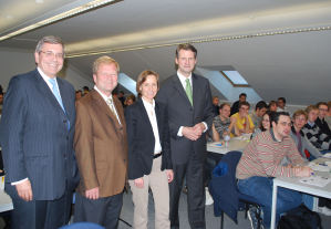 Dr. Heiko Winkler, Prof. Dr. Wolfgang Berens, Prof. Dr. Petra Pohlmann und Robert Baresel (von links nach rechts) beim Auftakt der Vorlesungsreihe