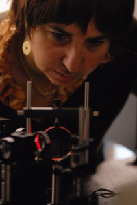Prof. Luisa De Cola mit einer lichtemittierenden Diode (LED)