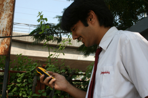 Ein indischer Schler navigiert mit einem GPS-Gert.