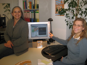 Birgit Frey (links) und Janina Ueschner (rechts) vom Zentrum fr Nonprofit-Management freuen sich ber die ersten Fotos in der Online-Galerie.