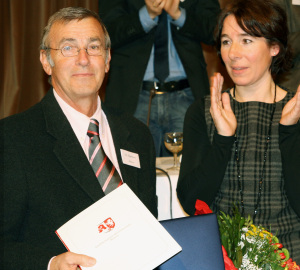 Kammerprsidentin Gabriele Regina Overwiening verlieh Dr. Rolf Engelshowe die Verdienstmedaille der Apothekerkammer Westfalen-Lippe.