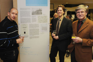 Die WWU-Mathematiker Prof. Dr. Wolfgang Lck, Prof. Dr. Mario Ohlberger und Dekan Prof. Dr. Joachim Cuntz bei der Ausstellungserffnung.